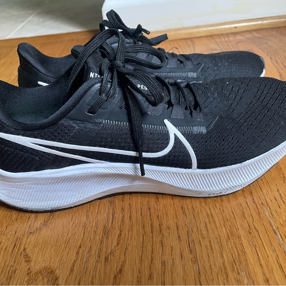 Black Nike Pegasus running shoe size 7.5